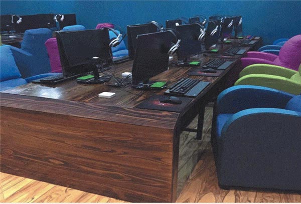 網(wǎng)吧桌椅裝修實(shí)景圖