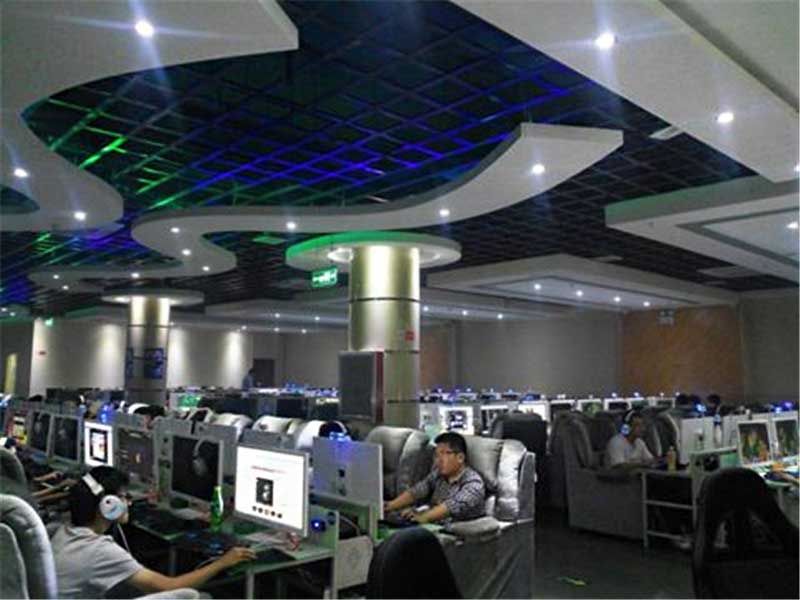 奧光網(wǎng)絡(luò)網(wǎng)咖桌椅沙發(fā)裝修效果圖