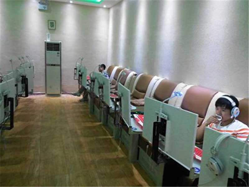 奧光網(wǎng)絡(luò)網(wǎng)咖桌椅沙發(fā)裝修效果圖