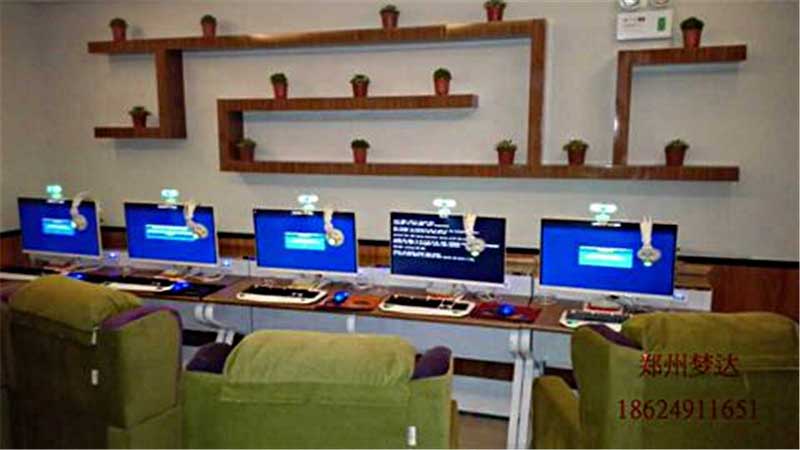 自由空間網(wǎng)吧桌椅裝修效果圖