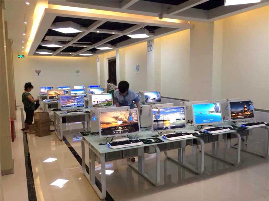 夢達鋼化玻璃網(wǎng)吧桌裝修效果圖