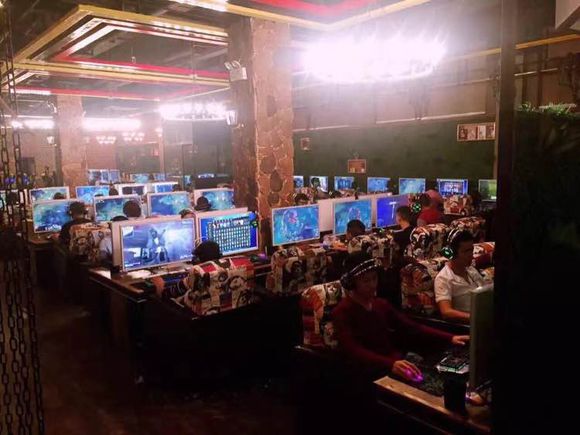 艾特網(wǎng)咖桌椅沙發(fā)裝修效果圖