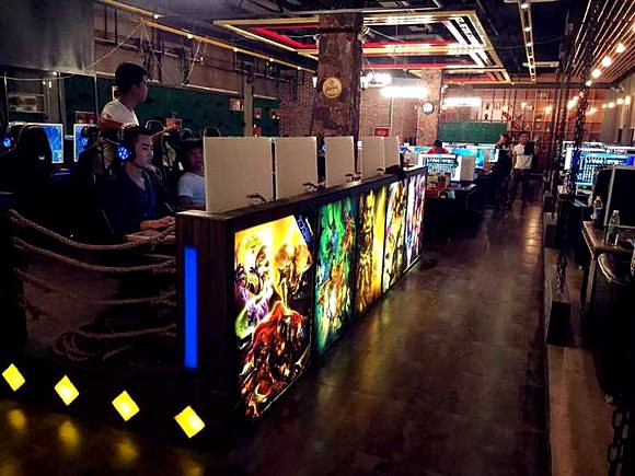 艾特網(wǎng)咖桌椅沙發(fā)裝修效果圖