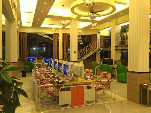 奇遇網(wǎng)咖桌椅沙發(fā)裝修效果圖