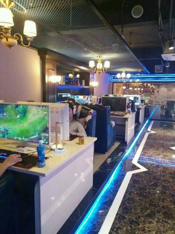 奇遇網(wǎng)咖桌椅沙發(fā)裝修效果圖