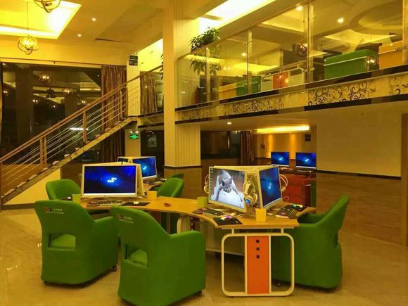 奇遇網(wǎng)咖桌椅沙發(fā)裝修效果圖