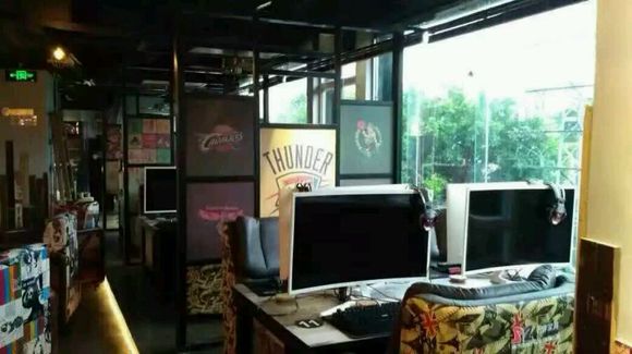 新概念網(wǎng)吧桌椅裝修效果圖