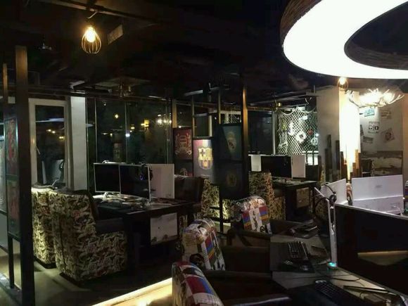 新概念網(wǎng)吧桌椅裝修效果圖