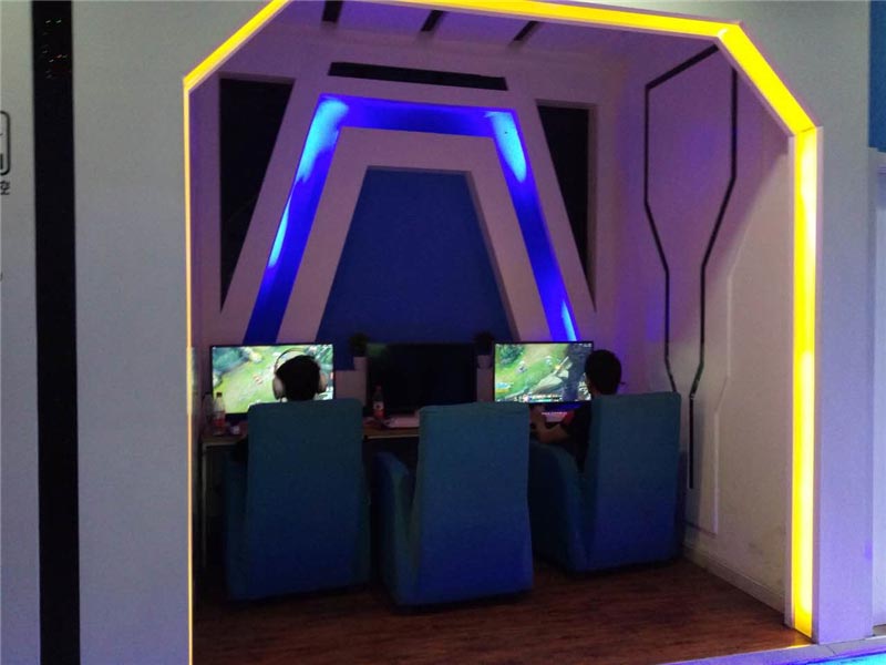 德瑪西亞網(wǎng)咖桌椅沙發(fā)裝修效果圖