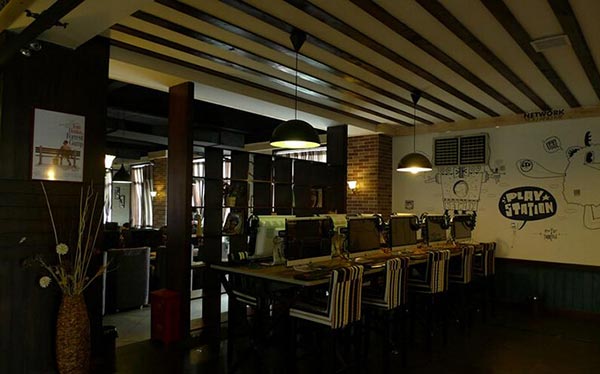 網(wǎng)吧桌椅裝修實拍圖