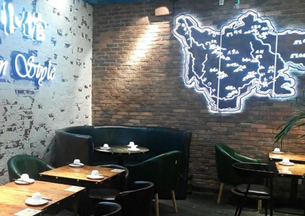 網(wǎng)吧桌椅裝修實(shí)拍圖