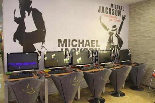 網(wǎng)吧桌椅實(shí)拍圖