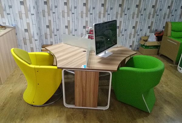 網(wǎng)吧桌椅裝修實拍圖