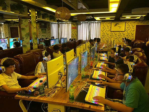 網(wǎng)吧桌子裝修效果圖