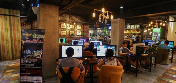 網(wǎng)吧桌椅裝修實(shí)景圖