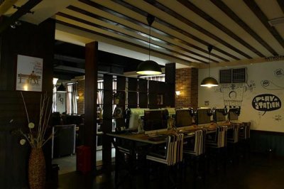 優(yōu)質(zhì)網(wǎng)吧桌椅應(yīng)具備哪些特點(diǎn)