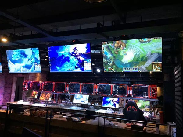 網(wǎng)吧桌椅裝修實(shí)景圖