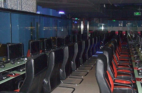 網(wǎng)吧桌椅擺放實(shí)拍圖