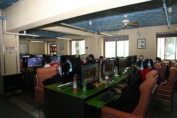 網(wǎng)吧桌椅裝修實景圖