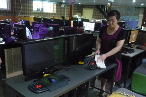 網(wǎng)吧桌椅清潔