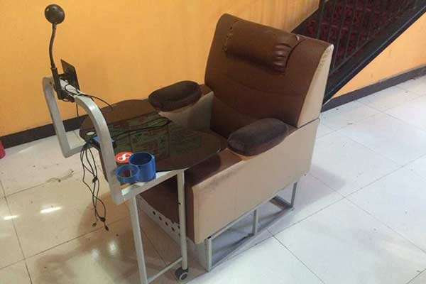 一體網(wǎng)吧桌椅圖片