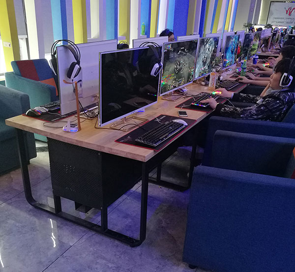 網(wǎng)咖電腦桌的式樣圖片