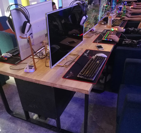 網(wǎng)咖電腦桌的式樣圖片