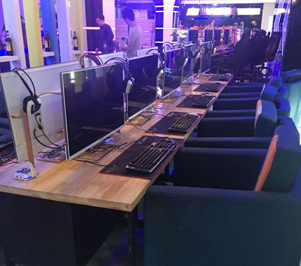 網(wǎng)咖電腦桌的式樣圖片